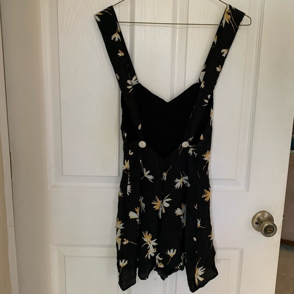 Urban Outfitters UO Daphne Cross-Back Romper EUC Size - 0 - Picture 7 of 10